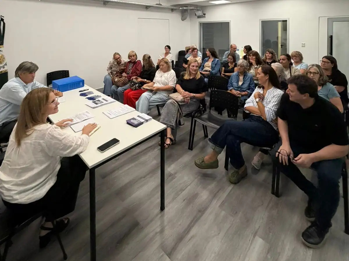 Charla con instituciones que trabajan con la tercera edad en el Centro Cívico de Venado Tuerto.