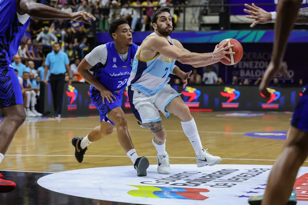 Campazzo no pudo en las jugadas finales del partido (Foto: FIBA)