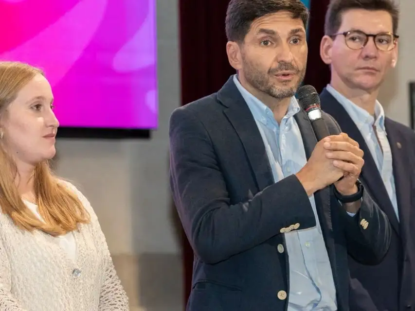 La ministra Tejeda, el gobernador Pullaro y el vicepresidente de Lotería de Santa Fe, Daniel di Lena.