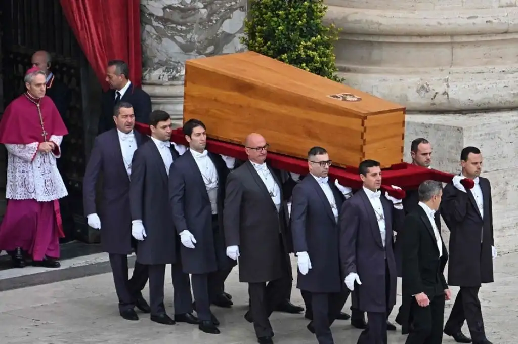 Presidido por el papa Francisco, comenzó el funeral de Benedicto XVI