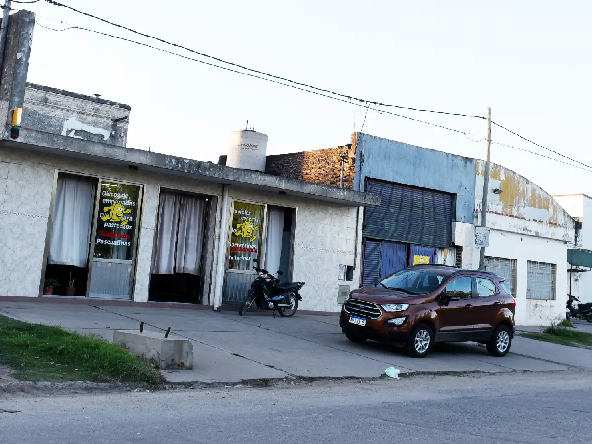  Abrieron un boquete en la vidriera y robaron en fábrica de pastas 