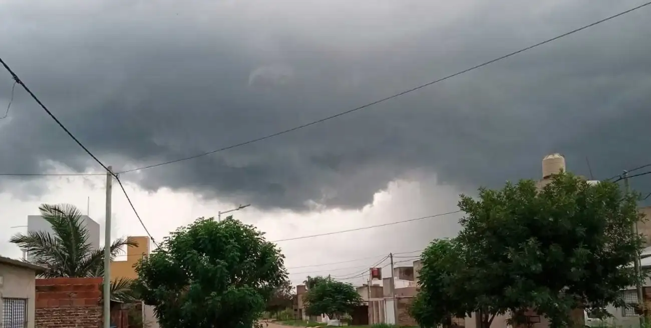 Se puso negro el cielo en la siesta santafesina. Foto: Manuel Fabatía.