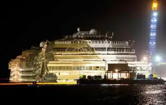 Lograron enderezar el Costa Concordia