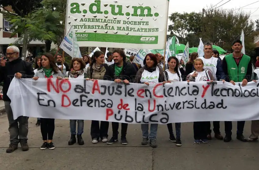 Docentes universitarios exigen medidas salariales al Gobierno