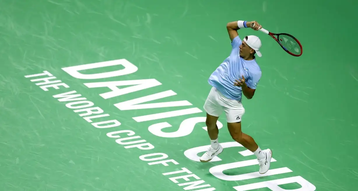 Sebastián Báez cayó ante el bicampeón Jannik Sinner en los cuartos. Crédito: Jon Nazca/Reuters