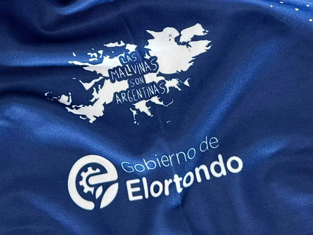 La remera oficial de la Maratón Elortondo llevará la silueta de las islas y la frase “Las Malvinas son argentinas”.