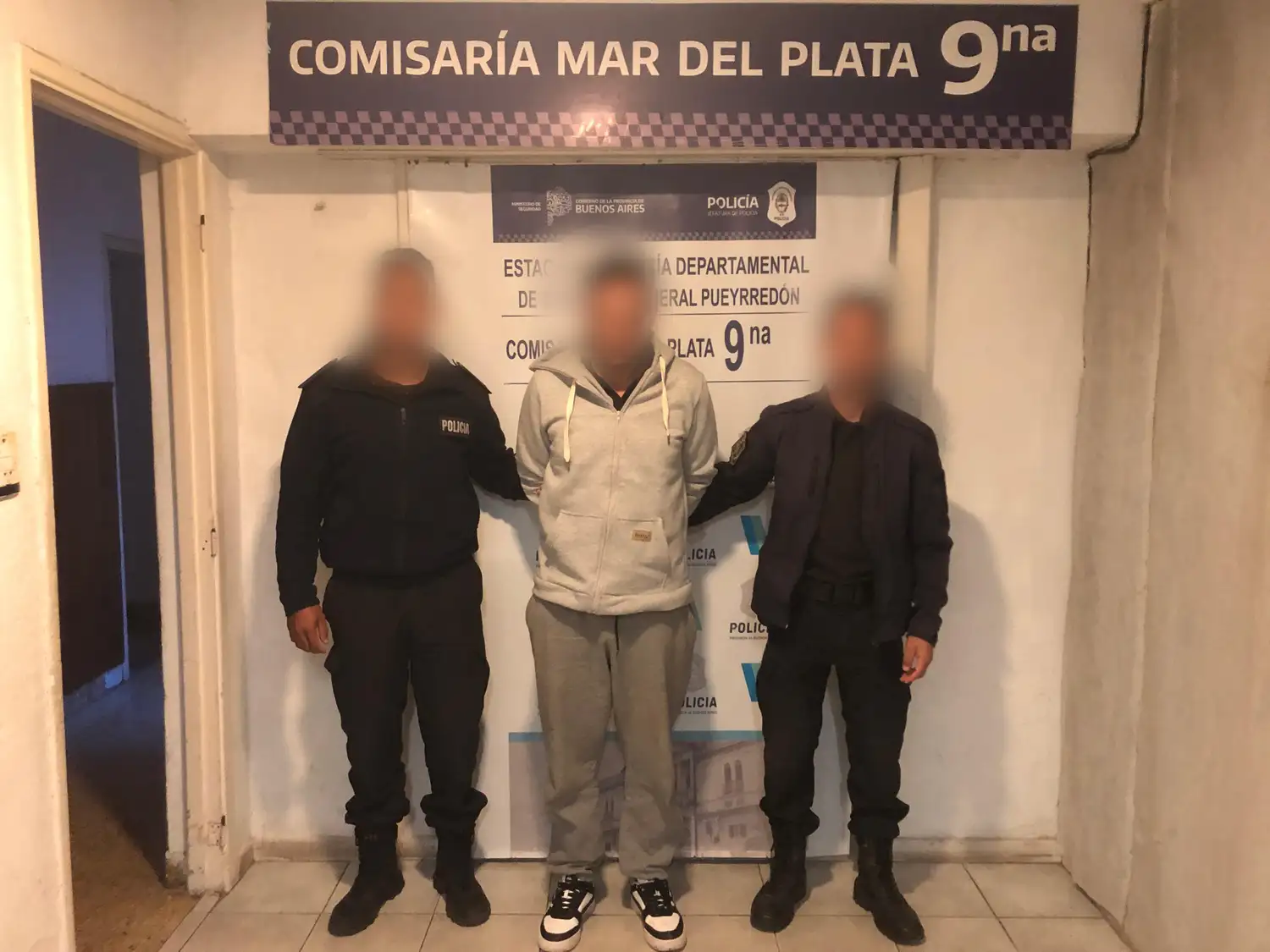 El sospechoso ingresó al local exhibiendo un arma y logró sustraer dinero.