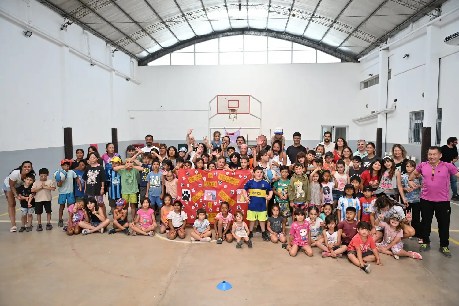 Wischnivetzky y Sileoni supervisaron las actividades lúdicas, artísticas, educativas y deportivas en las Escuelas Abiertas de Verano.
