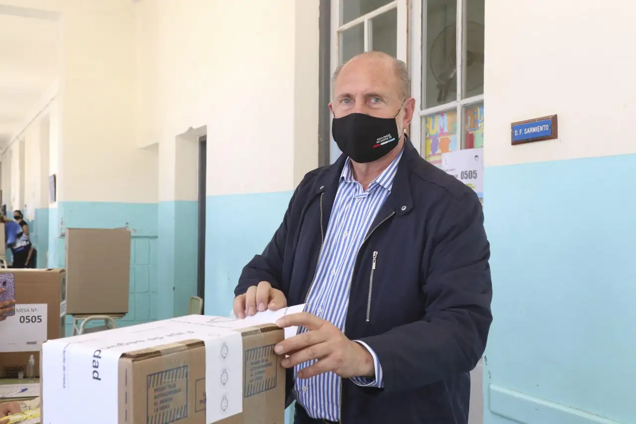 El gobernador Perotti votó en la Escuela N° 476 de Rafaela