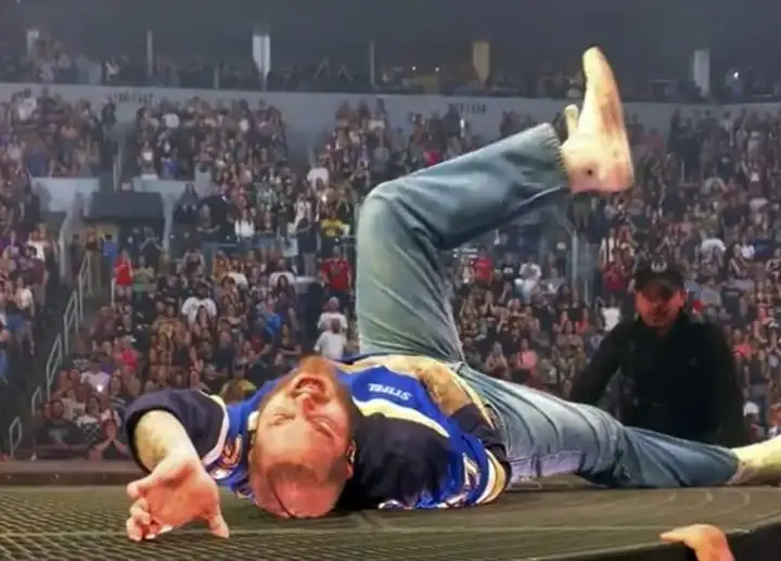 Video: el rapero Post Malone se cayó en pleno concierto y se rompió tres costillas