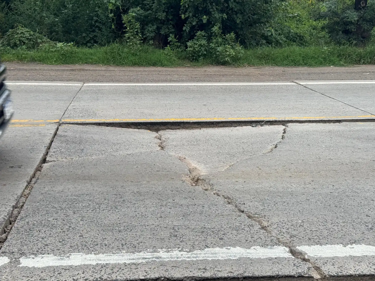 La cinta asfáltica totalmente deteriorada en ruta 33 a la altura del ex Peaje.