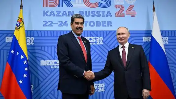 Nicolás Maduro junto a Vladimir Putin en los BRICS