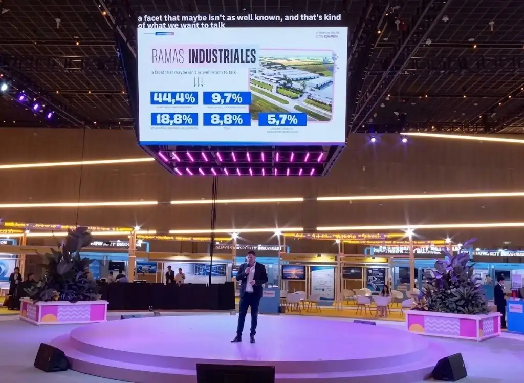Cheppi realizó una presentación en la que destacó el potencial de la ciudad, su puerto, sus universidades, su industria turística y su capacidad para generar conocimiento e innovación.