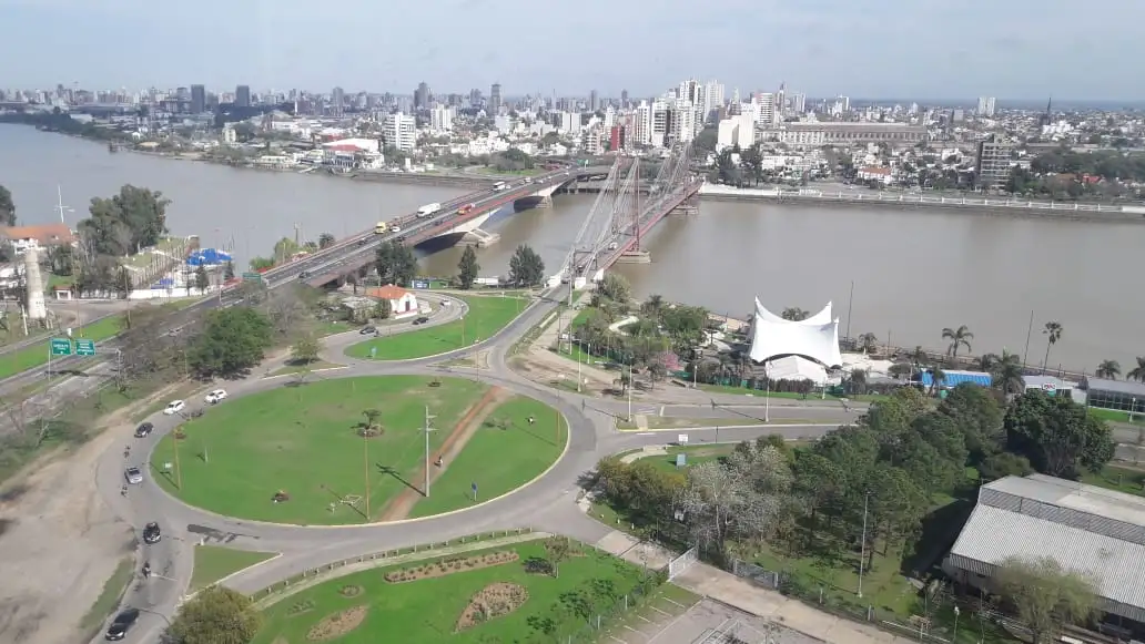 Jornada con cielo algo nublado en la ciudad