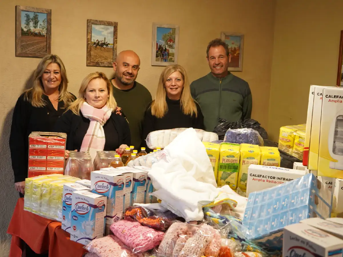 El Jockey Club hizo entrega de alimentos y abrigos a Red Solidaria y el Consejo de la Mujer