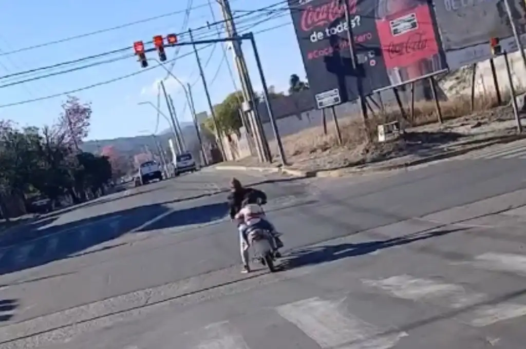 Una mujer manejaba con una cerveza en la mano