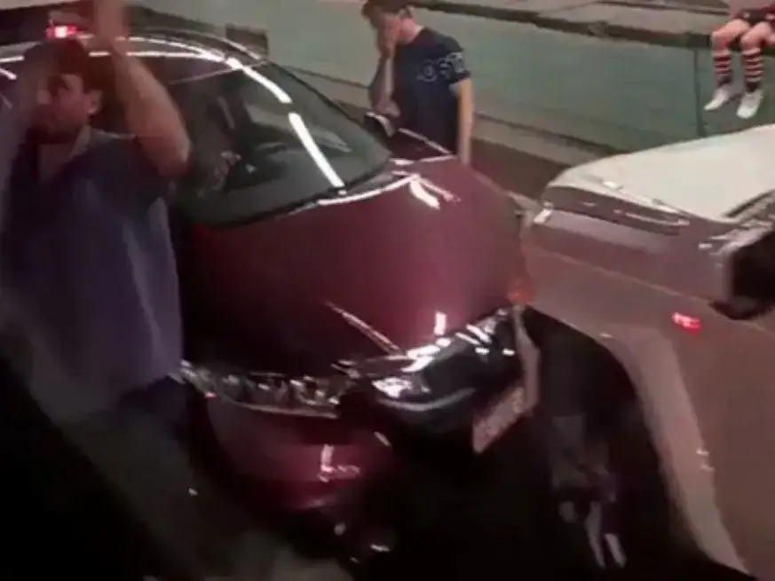 La conductora del automóvil perdió el control e impactó contra la camioneta.