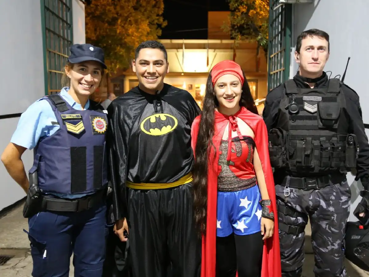 Se quitaron traje azul y se pusieron el de superhéroe 