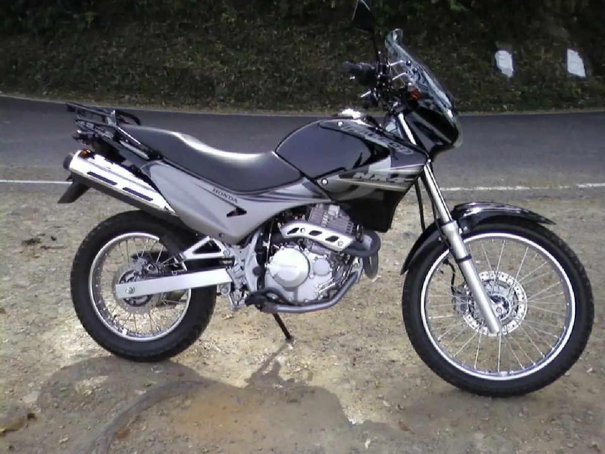 Roban una moto frente a un club