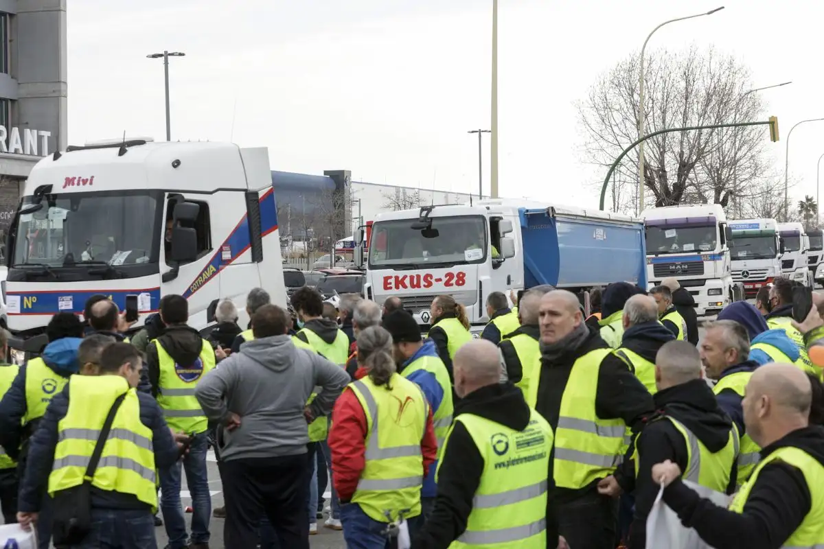 Las empresas de transporte enfrentan desafíos graves que afectan
seriamente su funcionamiento habitual.
