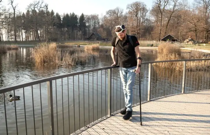 Un hombre con parálisis volvió a caminar gracias a un implante en su médula espinal