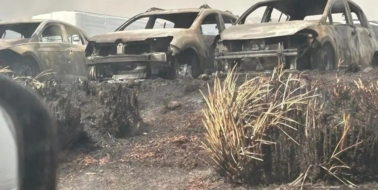 Córdoba: incendio en Quebrada del Condorito dejó 14 autos quemados y más de 130 evacuados.