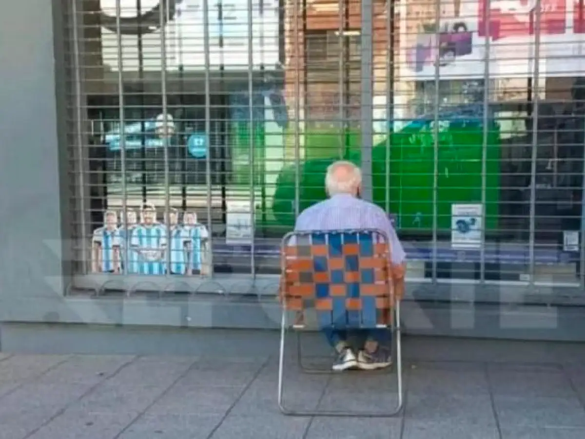Una cadena de electrodomésticos le regaló un TV al abuelo que había mirado el partido de la Selección desde la vidriera