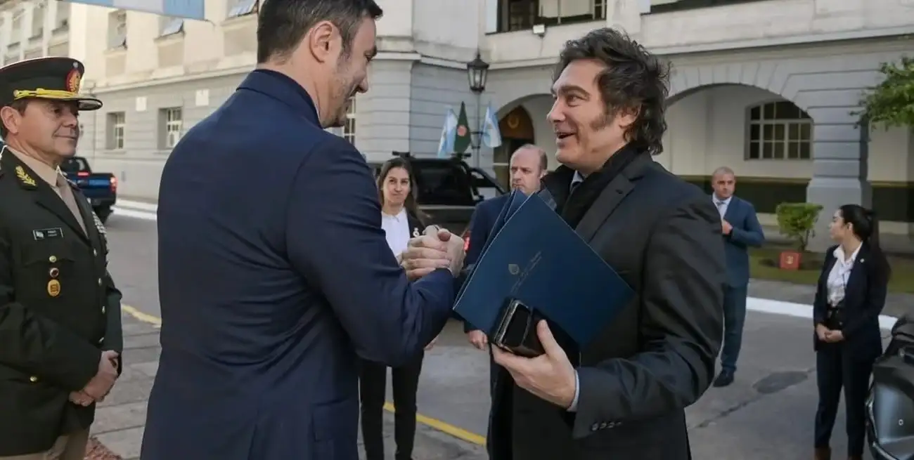 El presidente Javier Milei saluda al ministro de Defensa de la Nación durante su gestión, Luis Petri. El presidente Javier Milei saluda al ministro de Defensa de la Nación durante su gestión, Luis Petri.