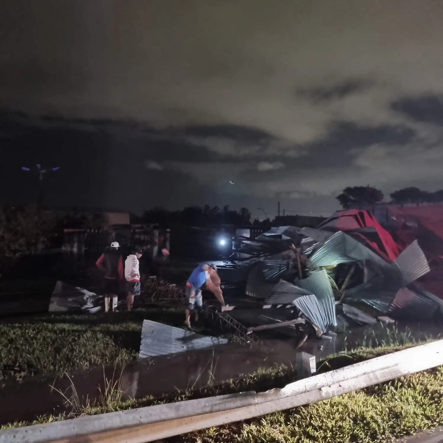 En Av. Rosario de Santa Fe, a pocos metros del camino interprovincial, el viento desprendió parte de la estructura de un galpón.