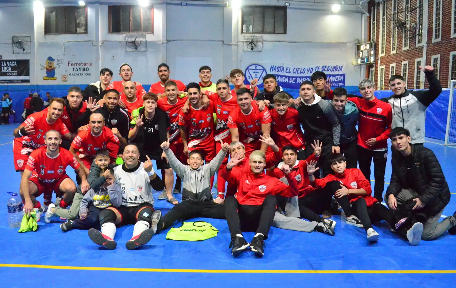 El plantel de Banco Provincia celebrando el triunfo de anoche (Foto: María Belén Fernández)