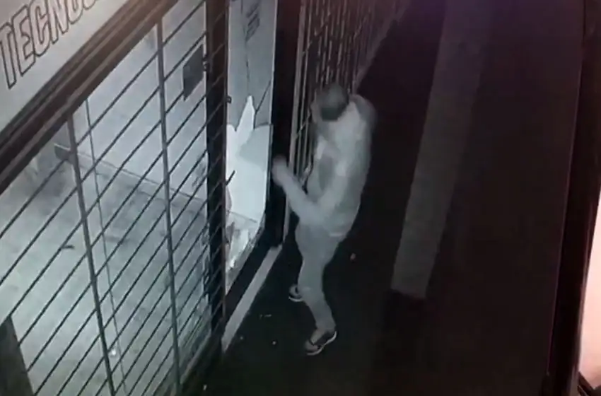 Robaron en un local de Parque Luro y fueron grabados por las cámaras