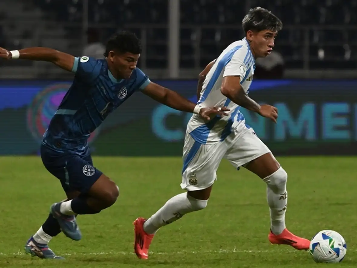Maher Carrizo con la pelota en sus pies
