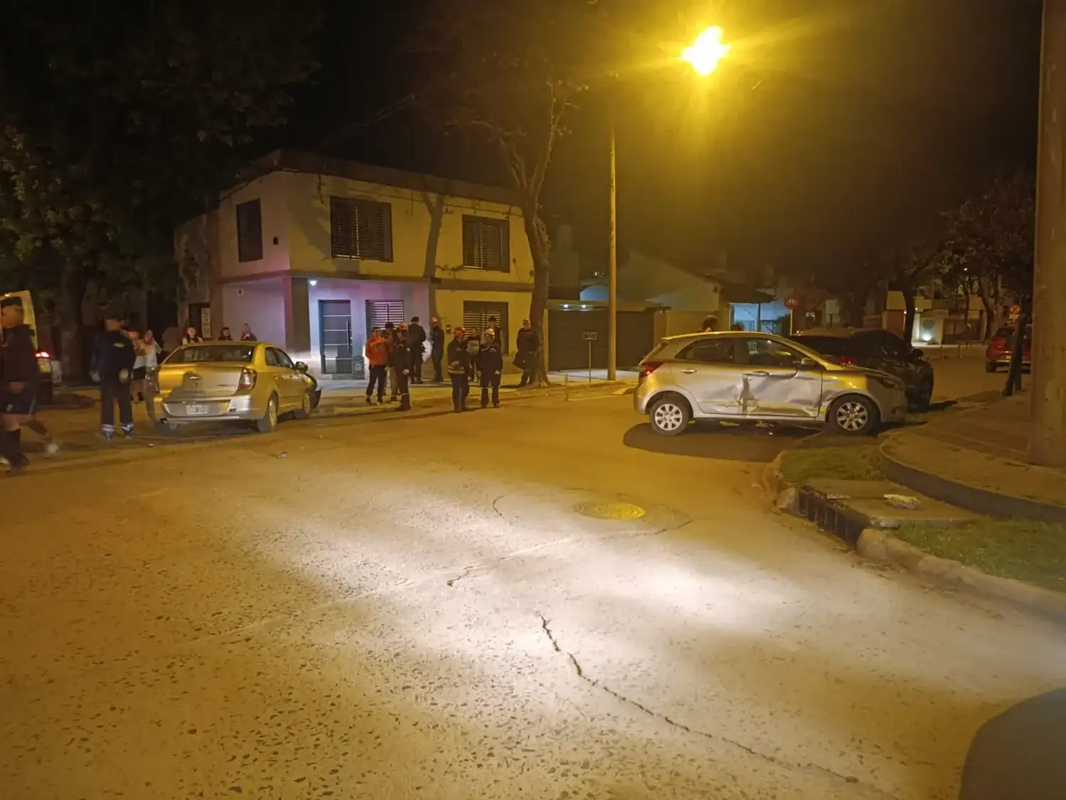 Cuando arribó Bomberos, los seis ocupantes ya se encontraban fuera de los vehículos. Foto: BVVT