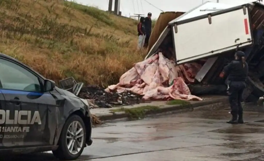 Rosario: volcó camión con 8 mil kilos de carne y vecinos se enfrentaron con la policía