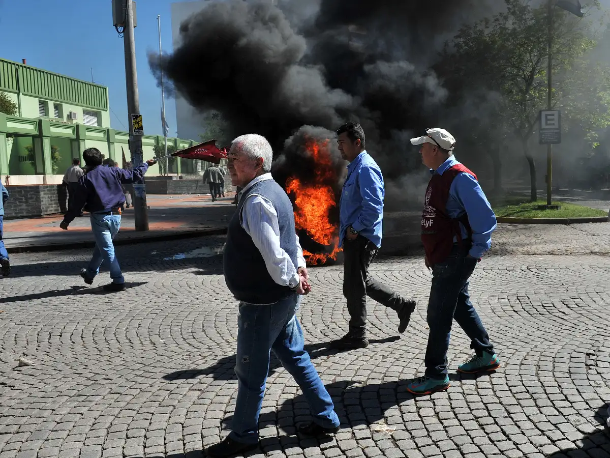  Trabajadores de Luz y Fuerza cortarán mañana las rutas 19 y 158