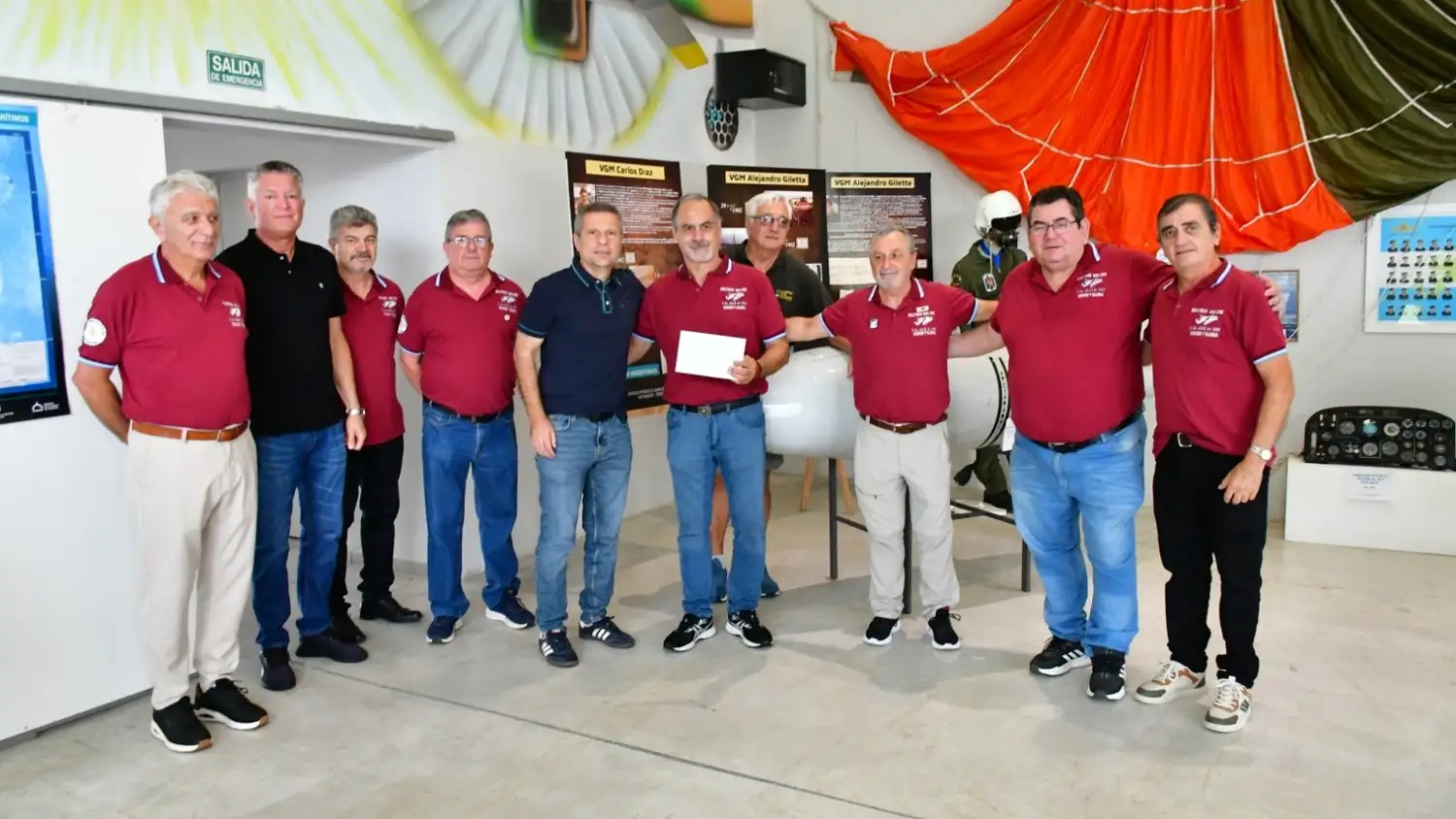 Bernarte junto a integrantes del Centro de Veteranos de Guerra de Malvinas de San Francisco.