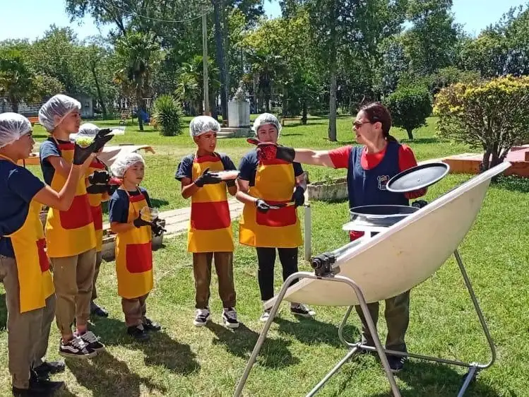 Los "cocineritos" durante le reciente experiencia con energía solar realizada en la Escuela N" 6253 de Runciman-Santa Isabel.