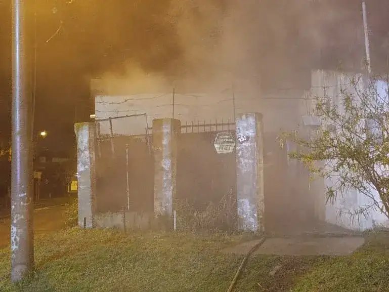 El incendio se registró en calle Río de la Plata al 100.