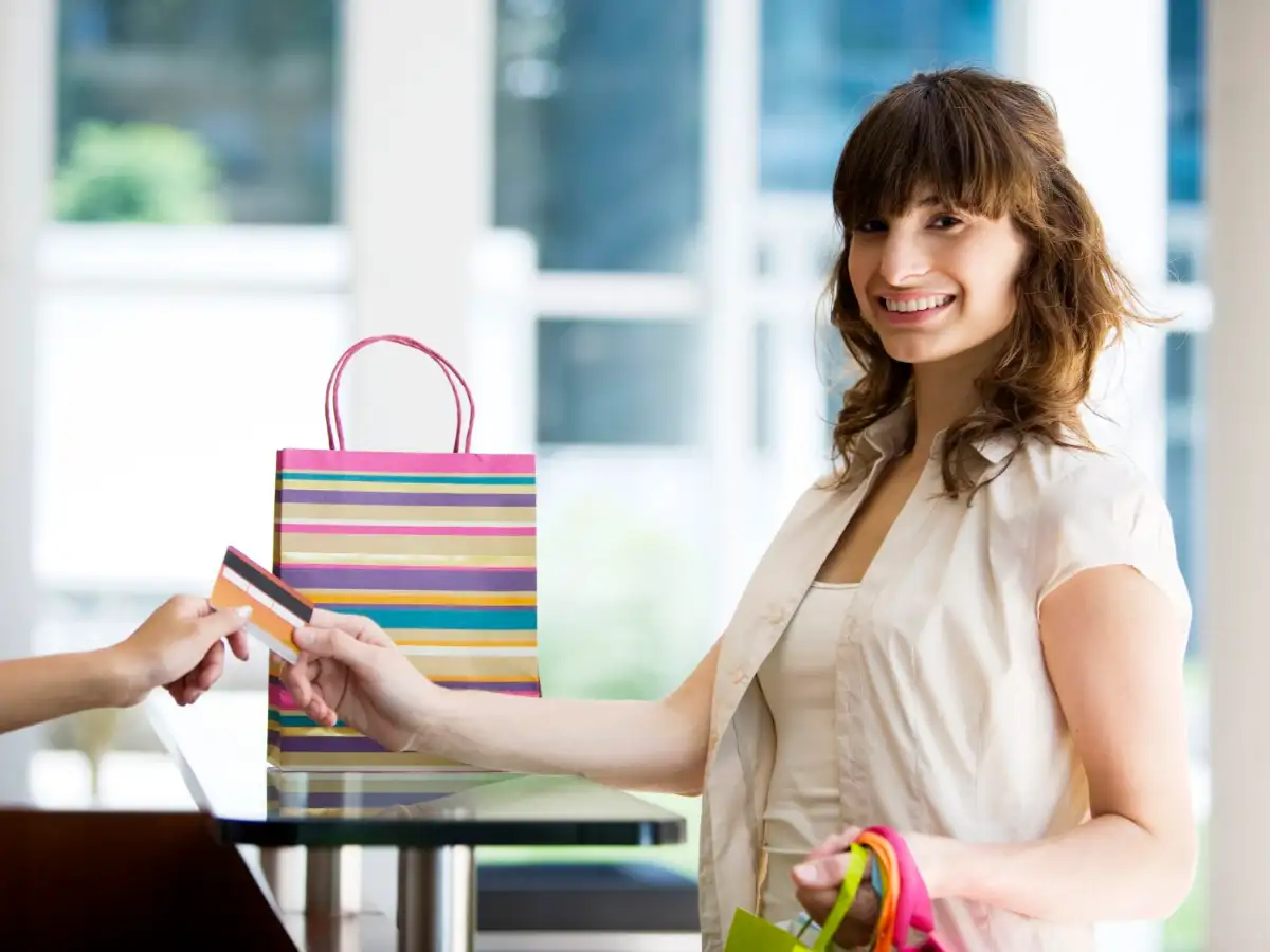 Lanzan una tarjeta de crédito exclusiva para mujeres en alianza con una comunidad web 