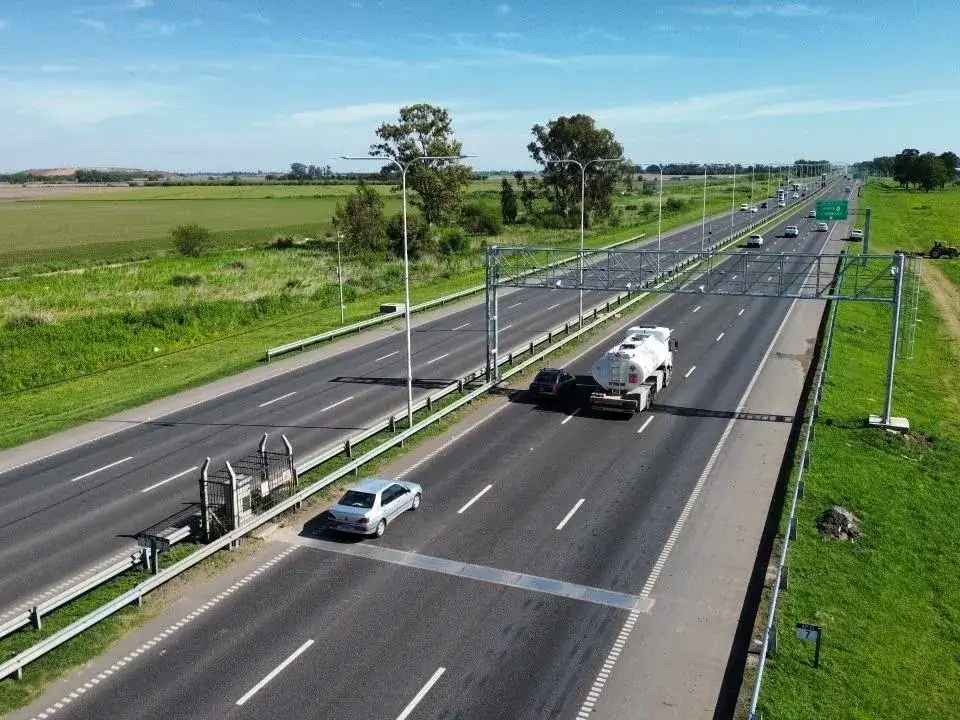 La balanza pesa los camiones mientras circulan y, si detecta sobrecarga, emite la multa de manera automática, sin necesidad de detenerlos. Foto: GSF