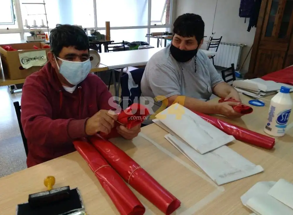 Personas con discapacidad fabrican bolsas de residuos para pacientes con COVID-19