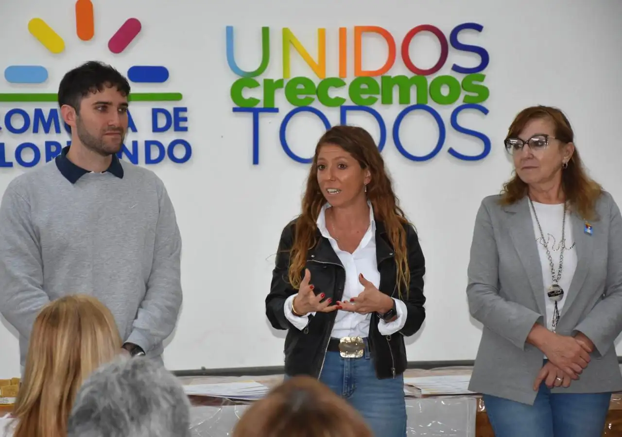 Sofía Galnares (centro) junto a María Isabel Bosco y Ángelo Yocco.