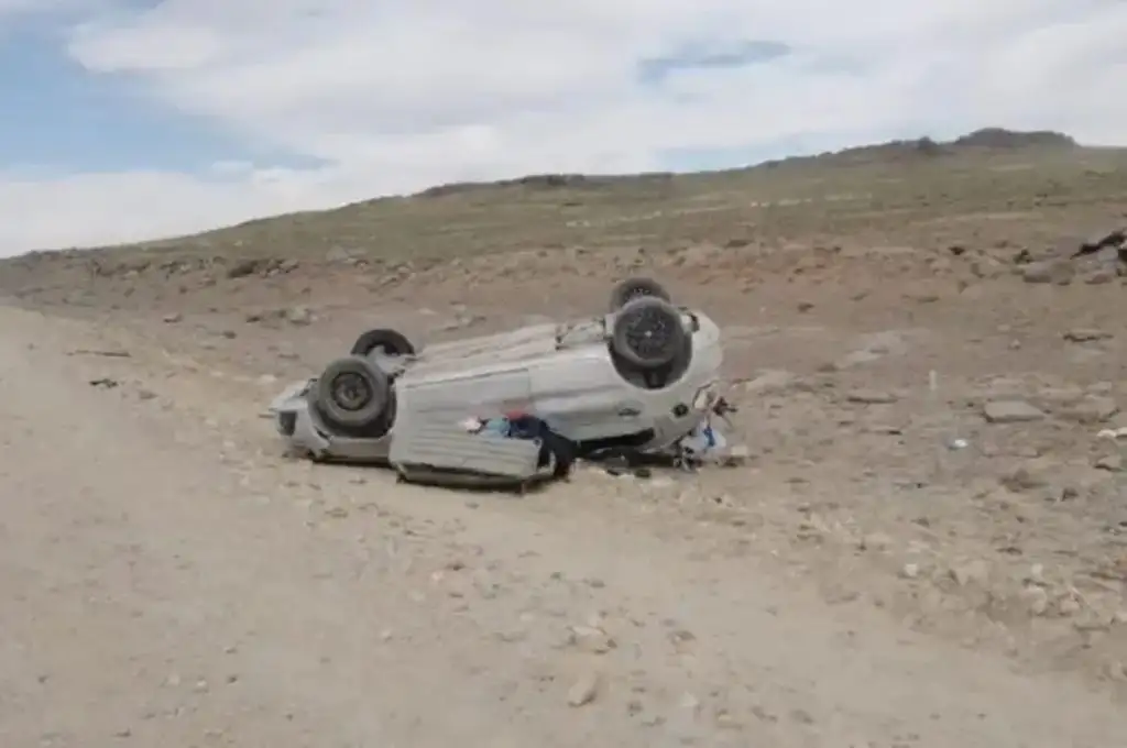 Tragedia en Neuquén: un hombre que viajaba con su familia murió tras volcar con su auto
