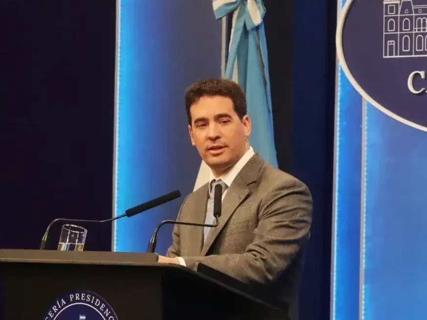 Adrián Ravier, vocero de la presidencia de Milei, este martes 15 de septiembre en Conferencia de Prensa. Crédito: Presidencia.