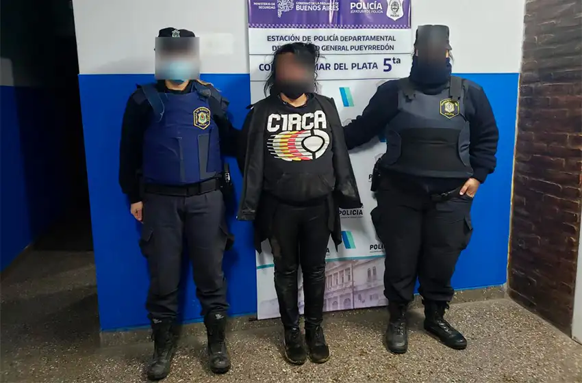 Mujer descontrolada esperó a su ex pareja y lo atacó: tenía medida de restricción
