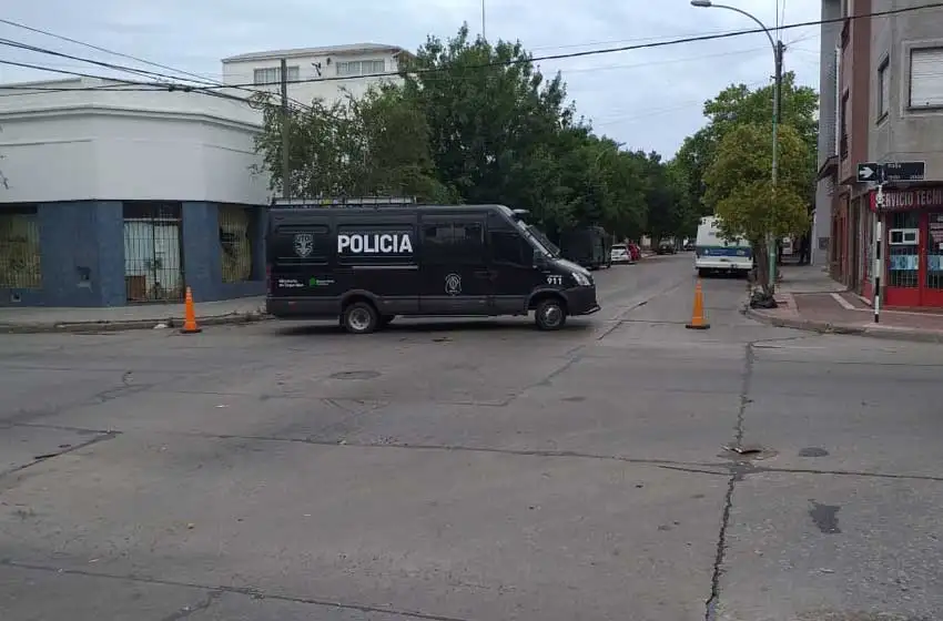 Tensión en la UTA: cortan la calle por posibles incidentes