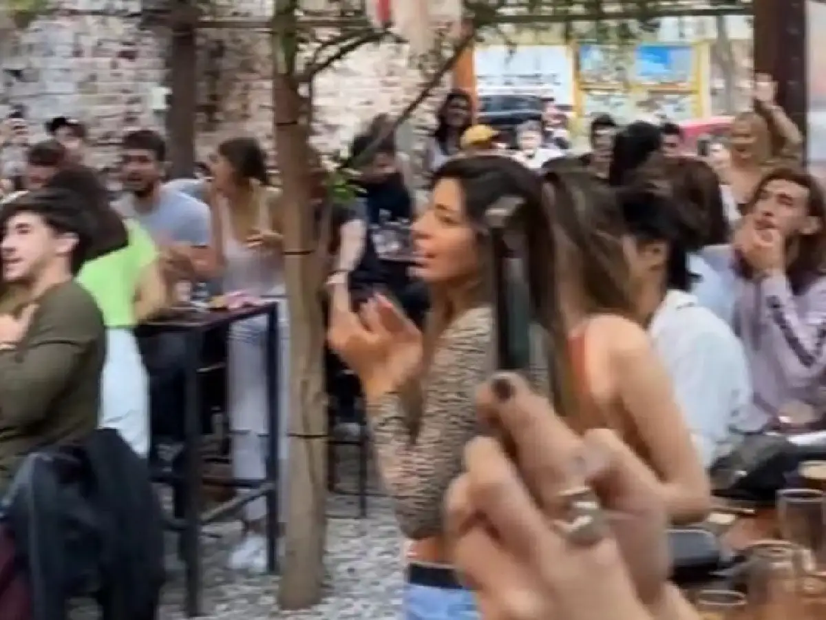 Pese a las restricciones, un cuartetero cordobés dio un show en un bar