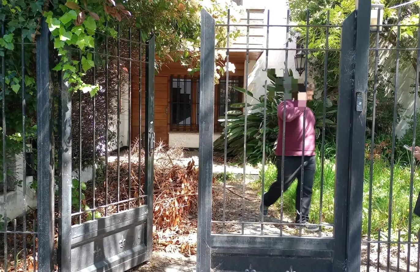 Los involucrados ingresaron a la vivienda de Mariani al 5000 tras cortar un candado de seguridad tipo pitón.