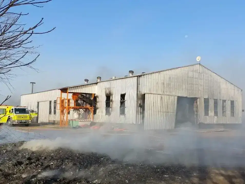 La planta de residuos de Venado Tuerto tras el devastador incendio. En la imagen se observa la estructura metálica dañada y la presencia de una unidad de bomberos mientras aún emana humo de los restos calcinados en el predio local.