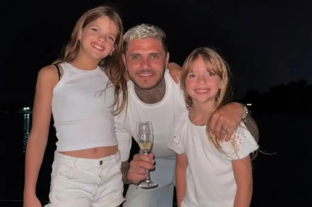 Mauro Icardi junto a sus hijas.